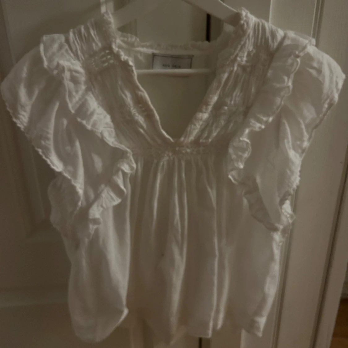 Vit blus med volang från neo noir