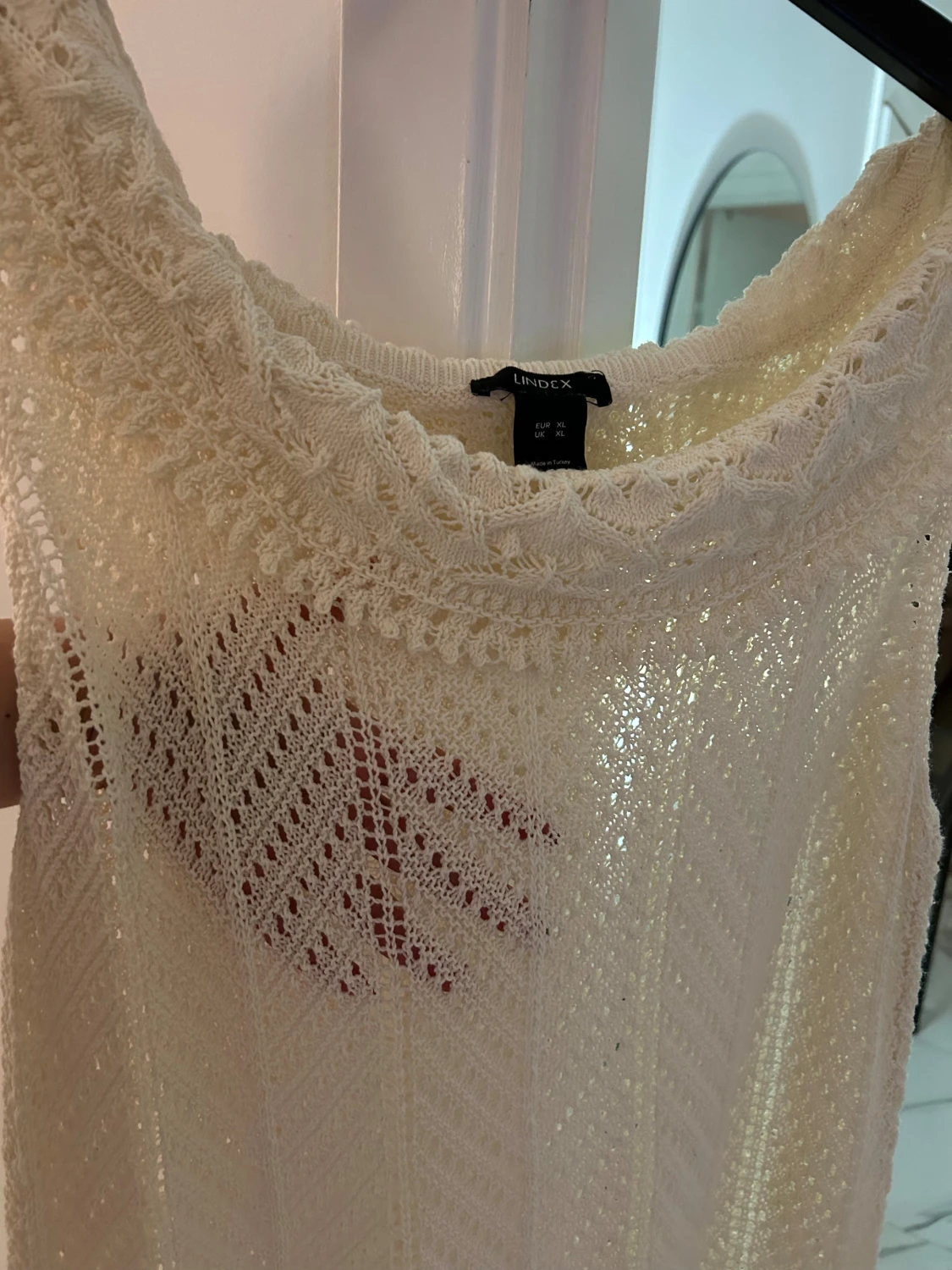 Stickad klänning med prislapp - 1