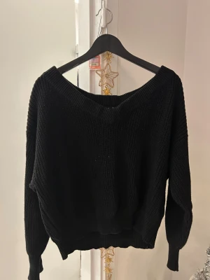 Stickad tröja - Säljer en långärmad tröja, storlek XL från ginatricot. Använd ett par gånger 