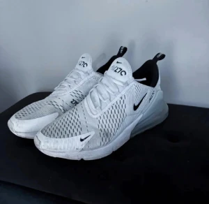 Nike 270 - Schyssta Nike 270 i fräsch skick utöver lite smutsiga, fria från skador och andra defekter! Passar 44/45 