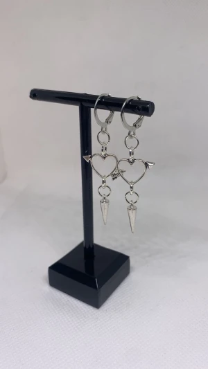 Arrow through heart earrings💘✨ - Superfina handgjorda örhängen!🎀50kr/styck eller 99kr/paret💞