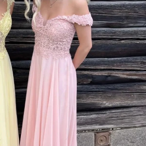 Balklänning!! - Säljer min super snygga balklänning, använd av mig och en annan, + att den är uppsydd av sömmerska, och av mig i efterhand, som var ganska dyrt därav priset! Passar mig som är ungefär 1,60! Från Högtidshuset, nypris över 5000kr säljer för 4000! 🤍 (Lånade bilder) Ryggen är justerbar så du kan anpassa efter dina egna mått!  Skulle säga att den är en Xs! Köp gärna via min Vinted (bimlindgrenapa)