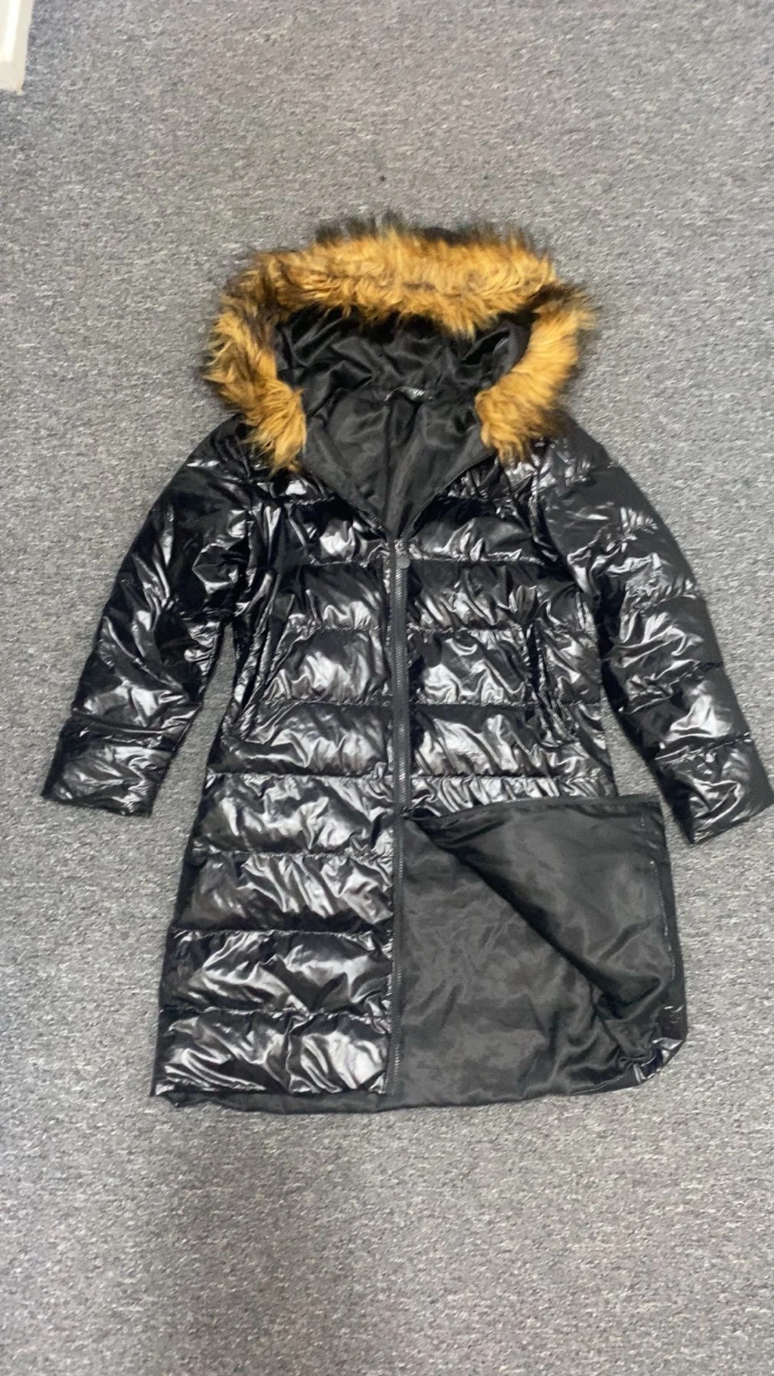 Svart lång pufferjacka med päls - 1