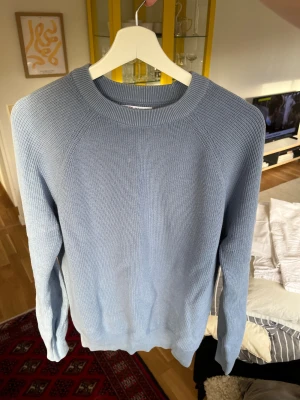 Tröja från zara - Säljer en sjukt snygg tröja från zara pga att den inte kommit till användning (jag är 183 cm) | Storlek: S | Hör av dig vid frågor🤝