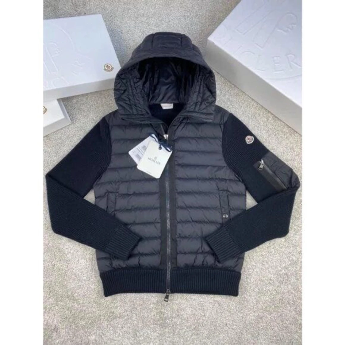 Svart Moncler pufferjacka med huva