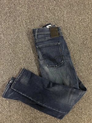 Replay Jeans - || Otroligt feta Replay jeans i färgen mörkblå med lite slitningar || Storleken är 32 || Skicket är väldigt bra || Hör av er vid frågor🤝||