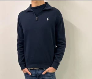 Polo Ralph lauren half zip - || populär Half Zip Ralph Lauren || Toppen skick || Storleken är M och är true to size || Hör av er vid frågor så svarar vi direkt🤝 || 