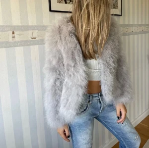 Ljusgrå fjäderjacka från Pello Bello - Säljer en ljusgrå äkta fjäderjacka från Pello Bello. Så så fin passar till både fest och skolan, nypris 1790 kr. Fjädrarna är i toppen kondition men kedjan har lossnat på ena sidan som ni ser på bilden, gör ingenting och går att sy tillbaka lätt. Alla är inte mina bilder så skriv så löser jag fler!
