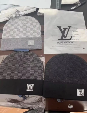 Mössa - Helt nya med tags o en plast påse. Skriv vilken färg du vill ha och kom privat för flera bilder 