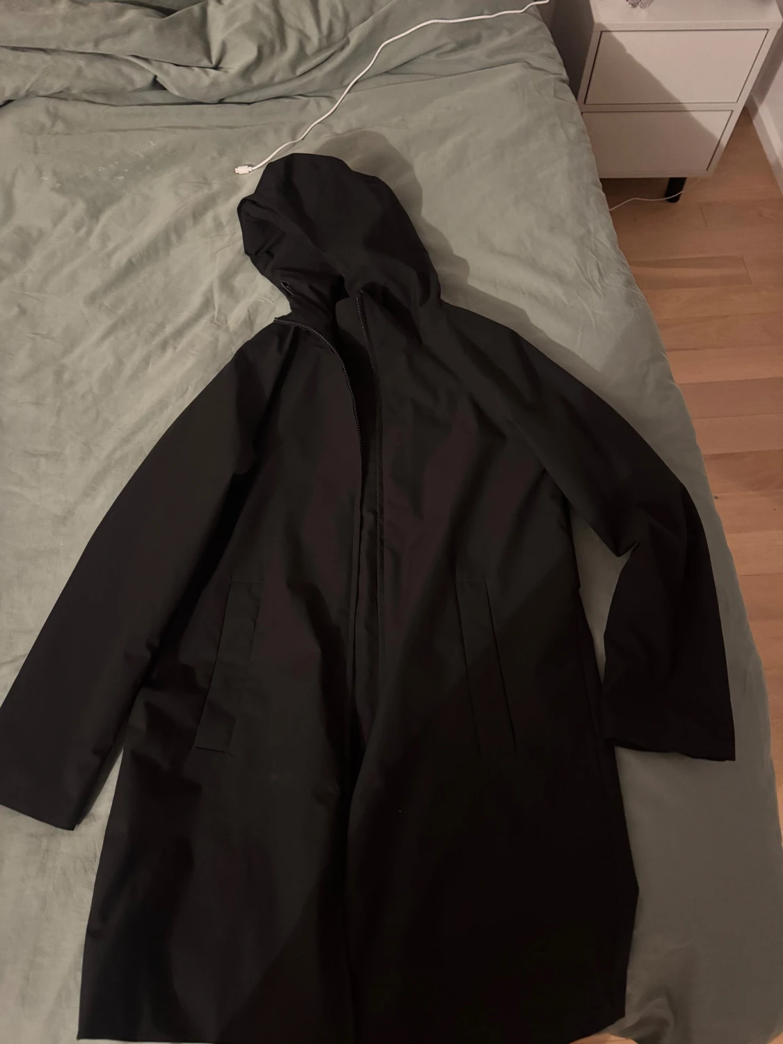 Svart regnjacka med huva från Elvine - 1
