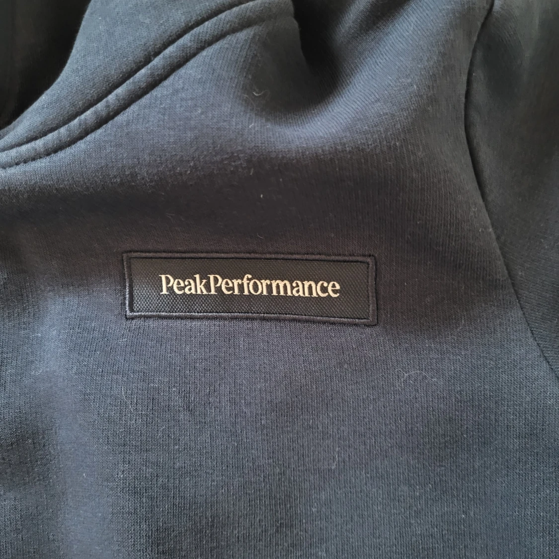 Mörkblå hoodie Peak Performance  - 2