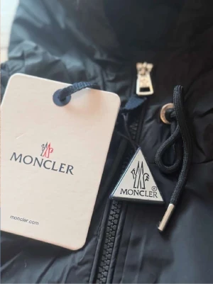 Moncler vindjacka marinblå - Den är i perfekt skick och fen är helt äkta