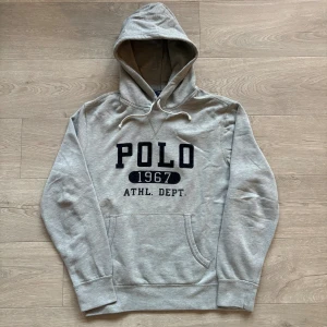 Ralph Lauren Hoodie - Riktigt snygg Ralph Lauren Hoodie. Storlek L. Tveka inte ställa frågor vid intresse🙌