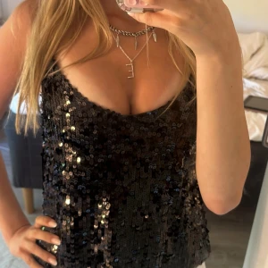 Svart paljettlinne - Glittrig svart fest linne täckt av paljetter! ❤️super snyggt och perfekt till fest! 