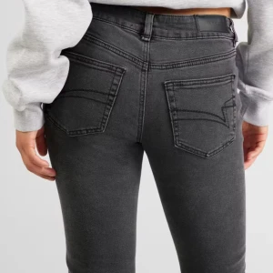 Mörkgrå bootcut jeans - Snygga mörkgrå jeans med bootcut passform och klassiska bakfickor. Jeansen har en stilren look och är tillverkade i mjukt denim-material som sitter skönt. 