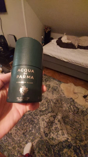 Acqua di Parma Colonia Club - Stilren och klassisk parfym från Acqua di Parma, Colonia Club. Volymen är 3.4 fl oz (100 ml). Perfekt för dig som vill ha en elegant touch i din vardag.
