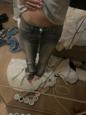 Grå jeans lowwaist bootcut - Snygga gråa jeans dom är i storlek 28/32💞