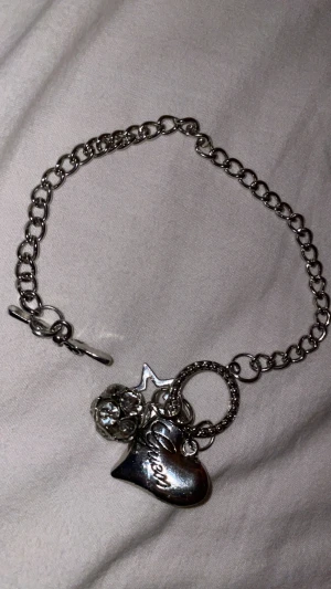 Silver vintage armband med charms  - Guess armband. Har aldrig använt denna den har stora charms allt i silver 