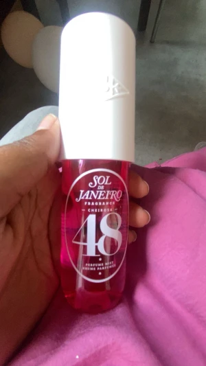 Sol de Janeiro Cheirosa 40 Mist - Trendig body mist från Sol de Janeiro, Cheirosa 40. Perfekt för dig som vill fräscha upp dig snabbt och enkelt. Snygg flaska som är lätt att ta med i väskan.