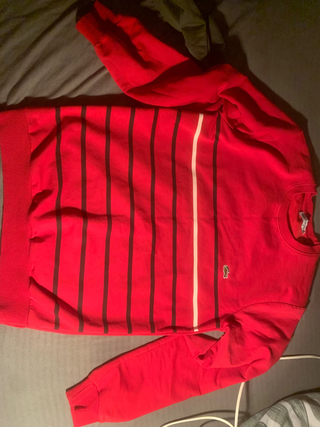 Röd randig tröja från Lacoste M passar också s