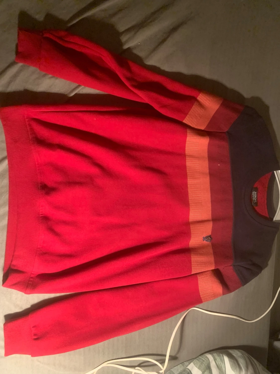 Röd och marinblå tröja från Miron