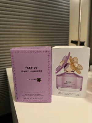 Daisy Marc Jacobs Limited Edition Parfym - Limited edition Daisy Twinkle från Marc Jacobs. Snygg lila flaska med blommig kork – perfekt för dig som vill sticka ut. 50 ml Eau de Toilette. En samlarfavorit för dig som älskar unika parfymer, kommer i en helt ny förpackning -aldrig använd. 