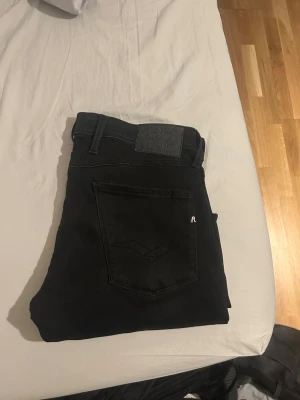 Replay jeans - Säljer ett par svarta Replay Anbass jeans i storlek 33/30, inga defekter. Kvitto finns kom dm för bild, skriv om ni undra över något! 