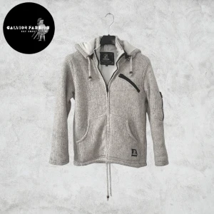 Cardigan jacka - Cardigan jacka i storlek S med handstickad utsida och mjuk vit fleece liknande på insidan. Väldigt tjock & varm, kan användas som jacka. Huvan är avtagbar och plagget har praktiska fickor fram, på ärmen och  insidan. Tillverkad för hand i Nepal av 100 % nyzeeländsk fårull.                                                   Nypris cirka 1 500 kr | Vårt pris 895 kr. Alla följare får rabatt så följ! Öppen för prisförslag, större sannolikhet att jag accepterar om du följer 🙌