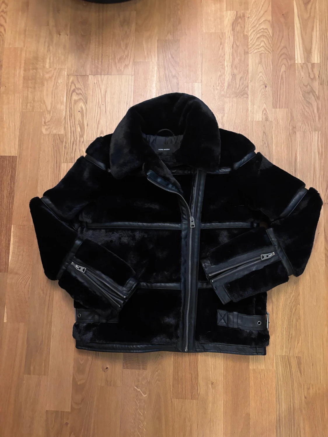 Svart pälsjacka från Vero Moda