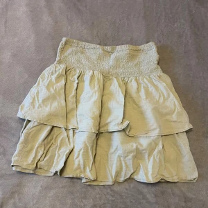 ljusgrön kjol - supersöt ljusgrön kjol från kappahl med dubbla volanger, använt fåtal gånger.