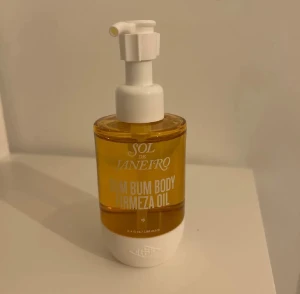 Sol de Janeiro Bum Bum body firmeza oil - Bum Bum Body Firmeza Oil från Sol de Janeiro i en snygg pumpflaska på 100 ml. Perfekt för dig som vill ha glow och mjuk hud med en tropisk doft. Använd ca 2 gånger. Nypris 699