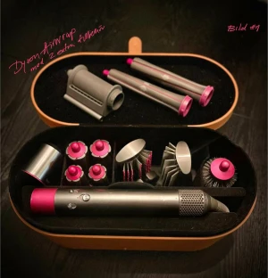 Dyson airwrap - Dyson Airwrap Complete Multi-Styler - med 2 st extrainköpta tillbehör (se bild)  * Coanda Smoothing Dryer * 30mm extra long barrel   Styling, lockar, slätar ut och torkar ditt hår skonsamt  Finns ett litet skrapmärke (se bild #1) Alla originaltillbehör och förvaringsbox ingår. De extra tillbehören får plats i förvaringsboxen. Djur och rökfritt hem!