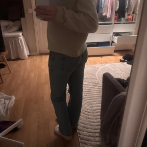 Weekday arrow lowwaist jeans - Säljer mina skitsnygga lågmidjade, straight weekday jeans i modellen arrow! Skriv vid frågor o kolla gärna in mina andra annonser