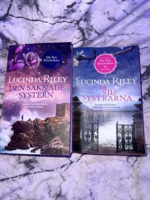 De sju systrarna & Den saknade systern - Två böcker ur den populära serien De sju systrarna. Perfekt för dig som gillar spännande berättelser om familjeband, mysterier och resor över hela världen. Fyllda av glamour, romantik och äventyr – svåra att lägga ifrån sig!