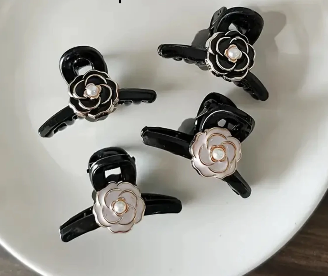 Camellia Svart hårklämma med blomma och pärla - 2