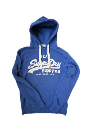 Limited edition Vintage SuperDry hoodie - Säljer nu denna riktigt snygga limited edition vintage SuperDry hoodie🤩 En av de absolut snyggaste hoodies jag ägt och den passar perfekt till allt! Perfekt nu till vintern då den både ger stil och värme😊Skicket är i princip som nytt ! Skriv vid funderingar📲