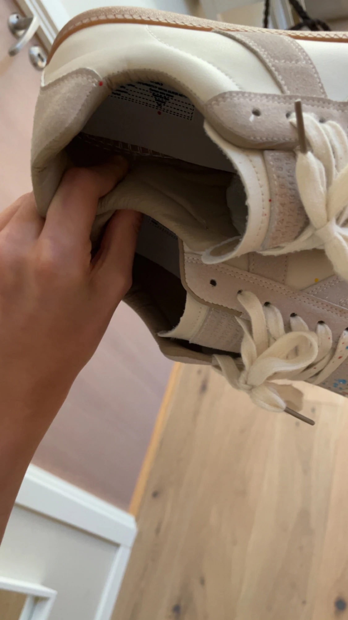 Beige sneakers med färgstänk - 1