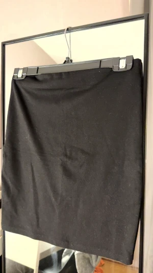 Kjol från Ginatricot  - säljer en helt vanlig kort kjol från Gina som är i bra skick💗