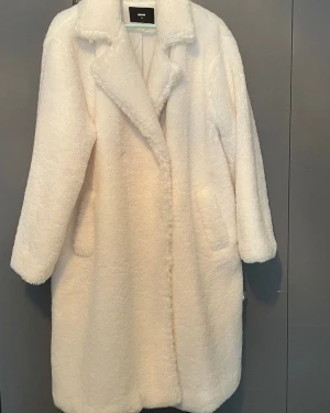 Teddy jacka  - Säljer en fluffig och oversized vit teddyjacka från Bik Bok. Jackan har bred krage, långa ärmar och två sidofickor. Perfekt för dig som vill ha en mysig och trendig look under höst och vinter. Materialet är mjukt och ger en cool vibe.