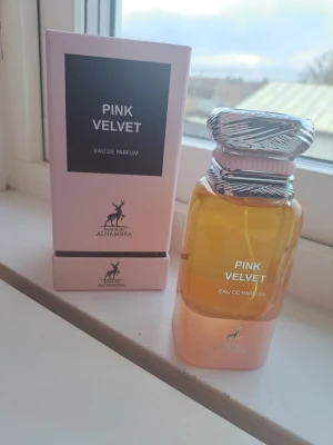 Pink Velvet Eau de Parfum - Pink Velvet från Maison Alhambra är en Eau de Parfum med snygg design och modern känsla. Perfekt för dig som vill sticka ut med en trendig parfym i samlingen. Volym och ingredienser framgår ej på bilderna.