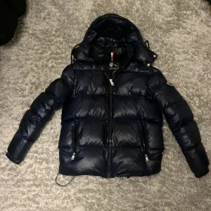 Mörkblå vinterjacka från Jean Paul - Jag säljer en mörkblå vinterjacka från jean paul. Den är i storlek M och i bra skick. Var inte rädda för att ställa frågor 😊🔥