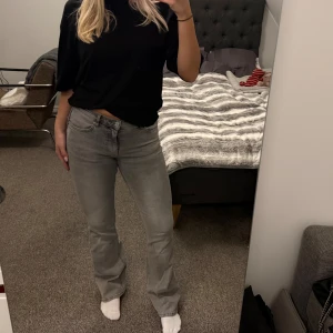 Lågmidjade bootcut jeans  - Snygga gråa Lågmidjade bootcut jeans som är köpta ifrån gina tricot🩷Knappt använda så de är som nya!! 