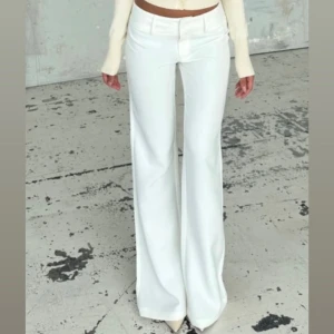 Venderby’s vera wide - Snygga vita kostymbyxor med hög midja och vida ben. Byxorna har klassiska fickor, bälteshällor och stängs med dragkedja och knapp. Perfekta för en clean och stilren look. Materialet känns mjukt och följsamt. Byxorna är i Srl XL men skulle säga att den passar bättre L