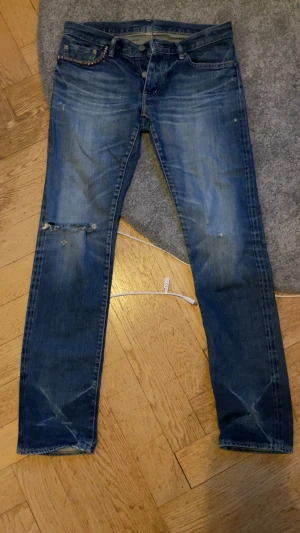 Hysteric glamour studded jeans  - Säljer dessa sjukt feta selvedge denim  hysteric glamour jeans. Sjuk fading å lite distress som syns på bilderna. Storlek: 39 cm midjemått så motsvarar ungefär W28, längs 100 cm så motsvarar L32. Tveka inte att skriva vid frågor!