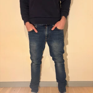 Nudie Jeans  - Stilrena jeans från märket Nudie. Ett måste till din garderob nu i vinter. Nypris på dessa ligger runt 1500kr, Men DU få dom för 499kr. Inga skador eller missfärgningar, utan dom är  i nyskick! Storlek: 32/32 A=82cm B=101cm. Hör gärna av dig med frågor!! 