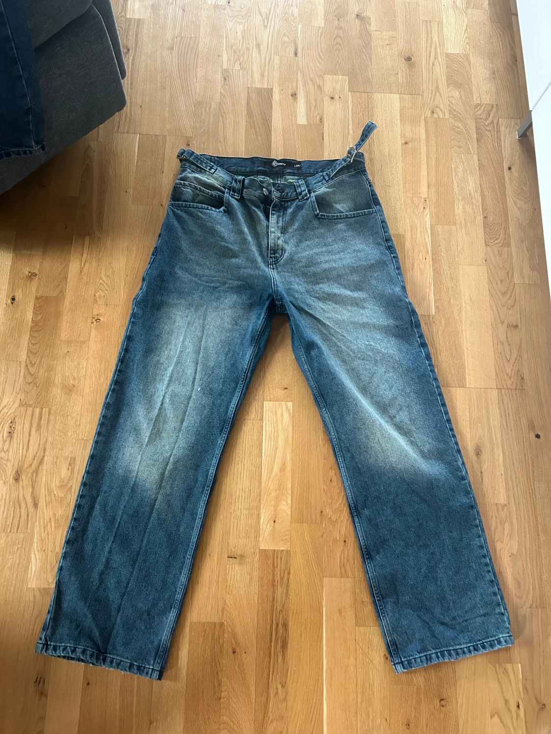 Blåa vida jeans med gröna detaljer