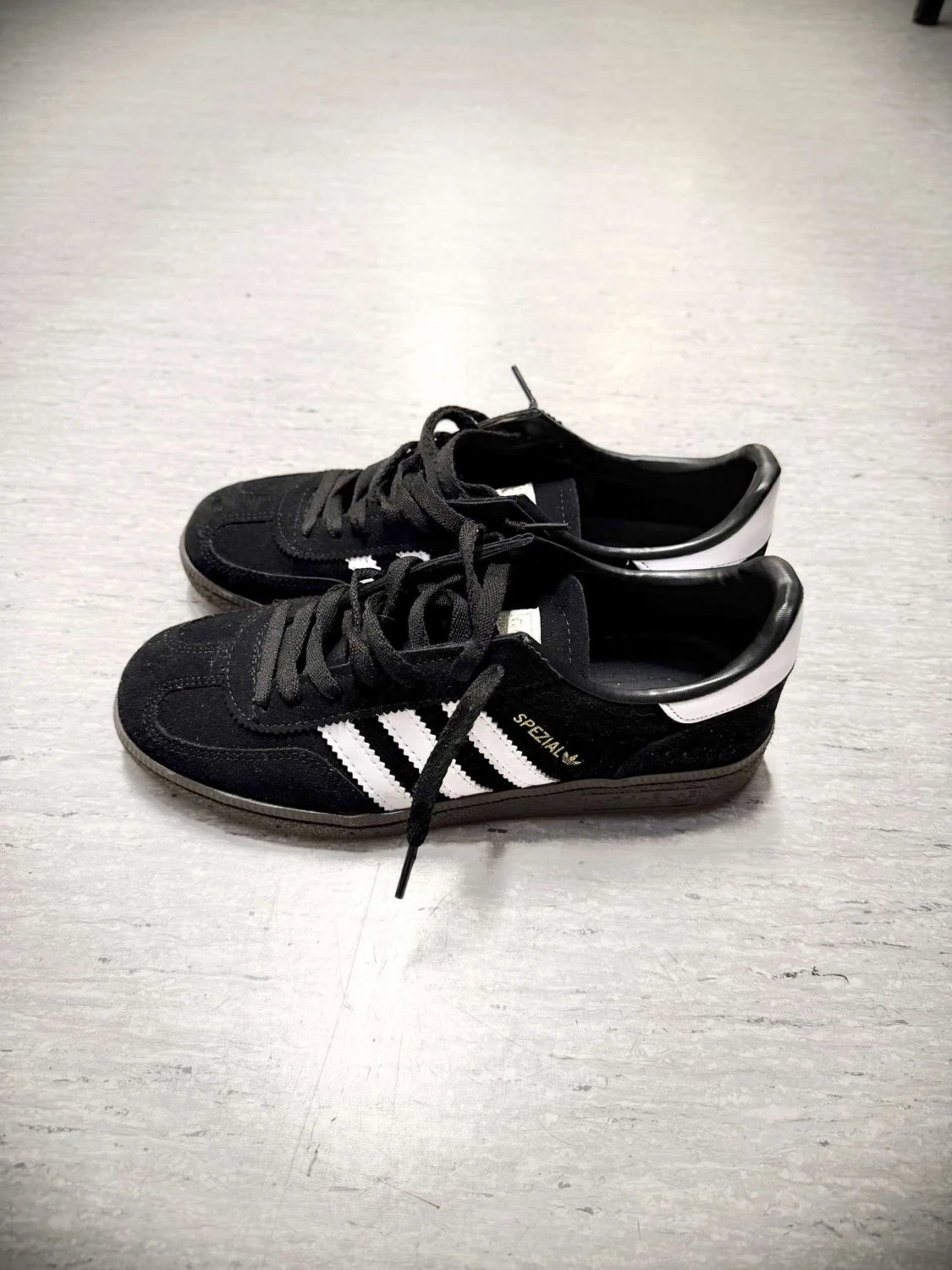 Adidas Spezial svarta sneakers mocka