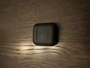 Defunc TRUE GO SLIM - Defunc TRUE GO SLIM trådlösa hörlurar med laddningsetui. Svart färg, kompakt design och bekväm passform. Hörlurarna och etuiet ser ut att vara i gott skick utan synligt slitage. Perfekt för musik och samtal på språng.