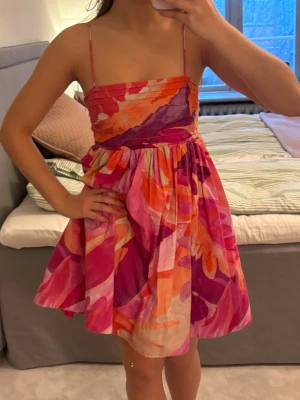 Klänning  - Fin färgglad kort klänning som är perfekt till sommaren!