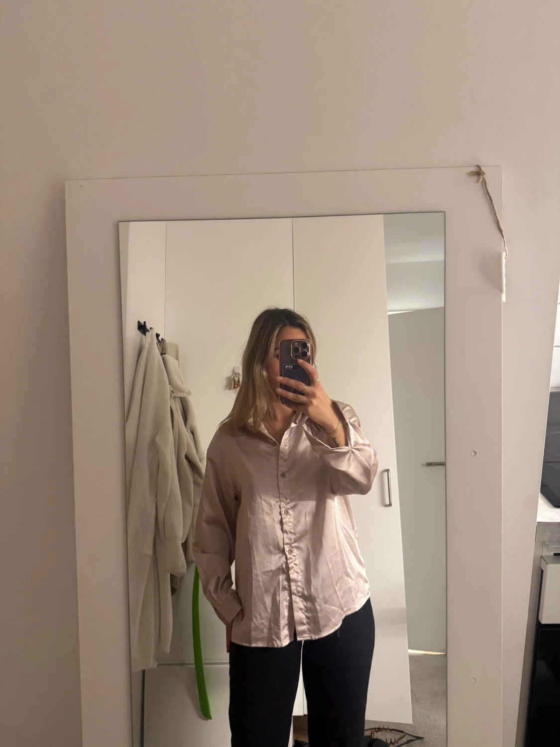 Ljusrosa silkesliknande skjorta